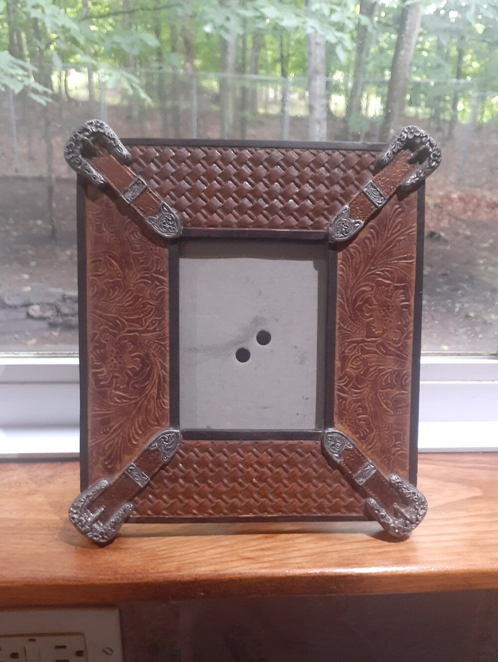 Western Style Picture Frame 3D Polyresin Embossed Leather Like With Buckles